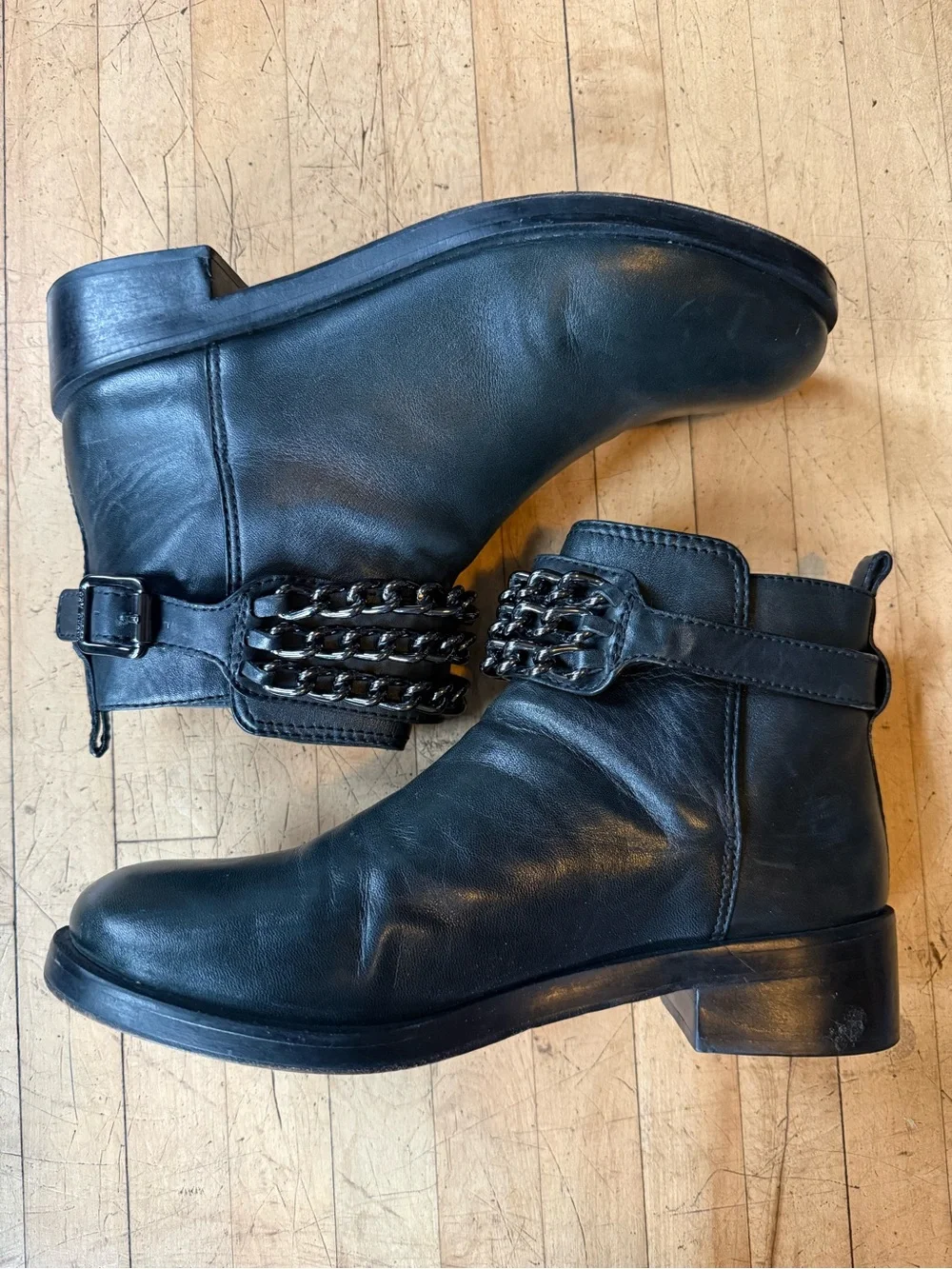TORY BURCH Leather Ankle Boots Chain Detail Moto Biker Festival Bloomfield US 9